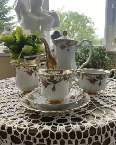Serwis porcelanowy Iwona na 12 osob — praca Paulina, Poznań