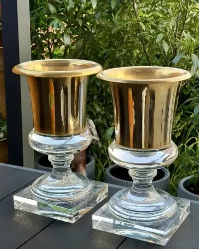 Spektakularna Para Wazonów Amfor Hollywood Regency Włochy Lata 70. Unikat Mosiądz i Grube Szkło Akrylowe Lucite Plexi Vintage Design Premium Klasyk — praca ArtCollector, Szczecin
