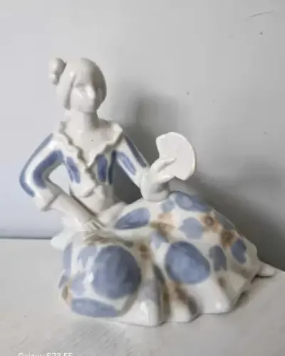 Stara figurka porcelana sygnowana C100 Dama z wachlarzem — praca Paweł, Wrocław