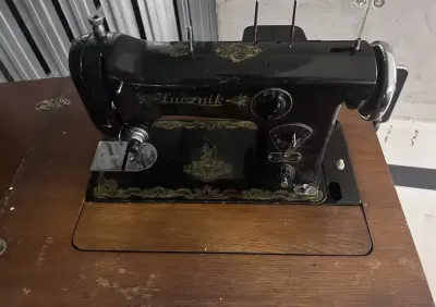 Stara maszyna do szycia ŁUCZNIK w szafce retro vintage PRL z napędem — praca Patryk, Kraków