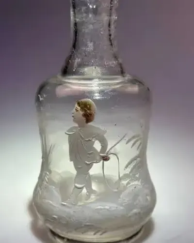 Stara miniaturowa karafka / flakonik Mary Gregory  ok. 1900 r. Antyk Hand Blow wys  ok 11 cm — praca Antykwariat Filemon, Wrocław