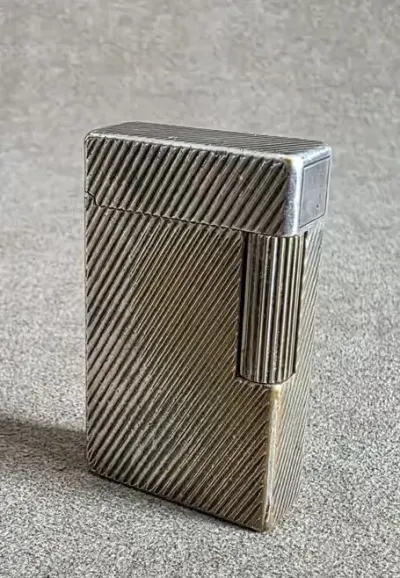 Stara zapalniczka Dupont nr 6747 A L — praca Maciej Majcher, Wrocław