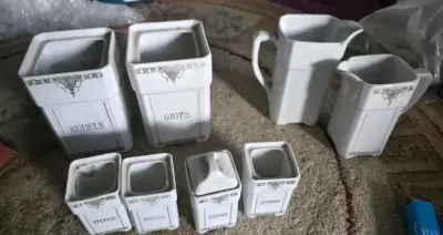 Stare pojemniki porcelanowe niemieckie — praca Andrzej, Gdańsk