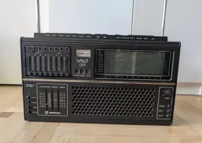 Stare Radzieckie radio salut 001 — praca a45ndrzej, Poznań