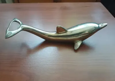 Stary metalowy otwieracz do butelek, oryginalny wzór delfina, — praca Malgorzata, Kraków