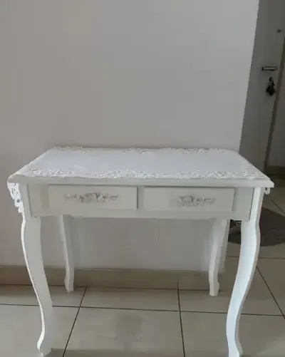 Stolik maly ze zdobieniami — praca Kaja, Łódź