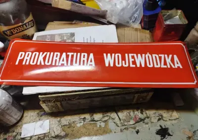 Szyld Prokuratura Wojewodzka oryginał z epoki Rarytas — praca Adam, Gdańsk