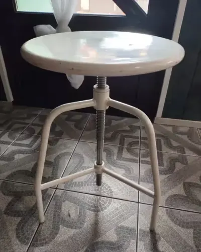 Taboret lekarski obrotowy biały prl — praca Agata, Łódź