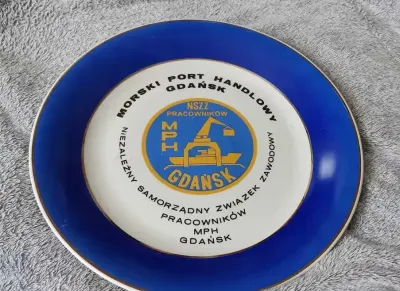 Talerz pamiątkowy PRL Morski Port Handlowy MPH Gdańsk - NSZZ Związek Zawodowy Solidarność | śr. 33cm — praca Skarby Ilony, Gdańsk
