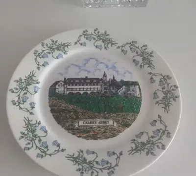 Talerzyk kolekcjonerski talerz biały zielony krajobraz Caldey Abbey — praca Laura, Warszawa