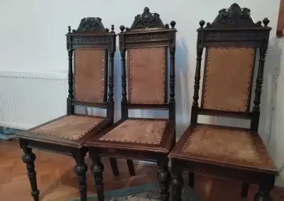 Trzy unikatowe krzesła , pocz. XX w., klasycyzujące - drewno i zamsz / skóra. — praca Tereska, Wrocław