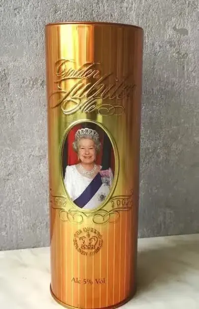 Unikat/Puszka po piwie /Złoty jubileusz Królowa Elżbieta II 1952 -2002 — praca Marmi, Szczecin