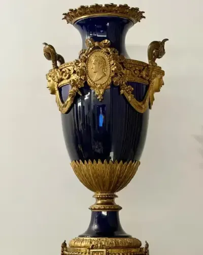 Unikatowa Porcelanowa Kobaltowa Amfora bleu de Sèvres, brąz złocony, Paryż ok. 1850 r  Klasa muzealna styl Drugiego Cesarstwa Najwyższej Klasy Rzeźba — praca ArtCollector, Szczecin