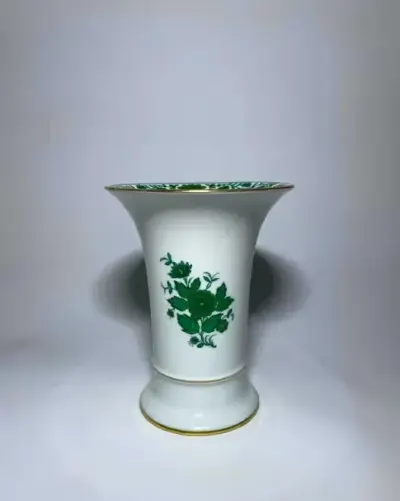 Wazon porcelanowy Kaiser w typie miśni ze złoceniami — praca Paweł, Kraków