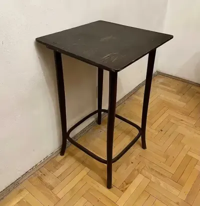 Zabytkowy stolik z drewna giętego Thonet z kwadratowym blatem — praca Kacper, Warszawa