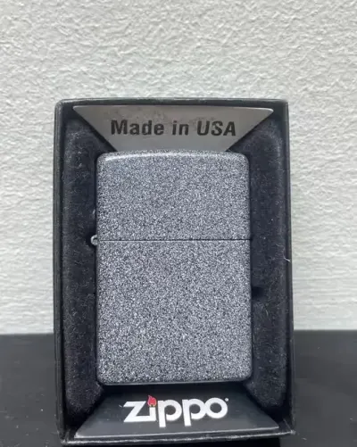Zapalniczka Zippo e 12 kolekcjonerska — praca Maciek, Wrocław