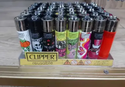 Zapalniczki Clipper na podstawce — praca Sebastian, Kraków