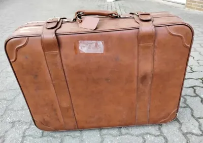 Skóra ekologiczna walizka vintage brązowa retro, dekoracyjna — praca Jerzy, Poznań