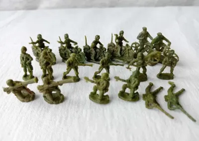 Komandosi Włoscy Żołnierzyki PRL 1:72 18 sztuk — praca Aleksandra S., Gdańsk