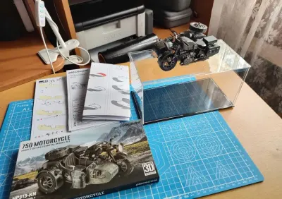 Metalowy model motocykla Zundapp KS 750 z koszem Gotowy złożony Piececool 11 cm 193 el. + gablota box manuale — praca Joanna G., Wrocław