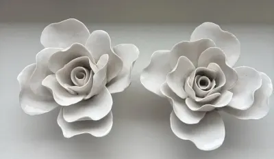 Porcelanowe białe róże — praca Marianna K., Wrocław