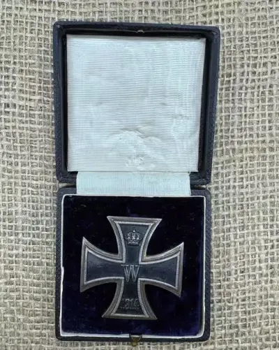 EK Krzyż żelazny 1j klasy 1914 sygnowany 800 w oryginalnym pudełku — praca Wiktoria K., Wrocław