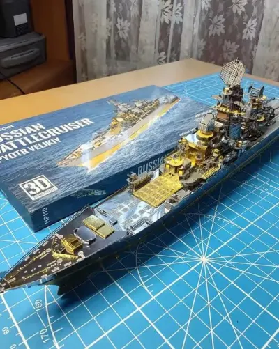 Krążownik Piotr Wielki złożony metalowy model Piececool 31 cm 270 elementów 1:800 — praca Rafał K., Wrocław