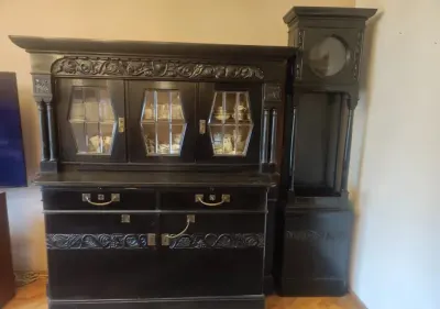 Kredens, antyczny mebel z bogato rzeźbionymi detalami. — praca Teresa N., Wrocław