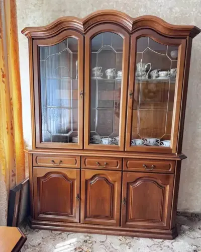 Zestaw mebli komoda, stół oraz witryny — praca Dawid, Łódź