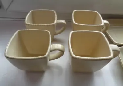 Serwis kwadratowy cappuccino porcelana filiżanki talerzyki kwadratowe — praca Robert, Katowice