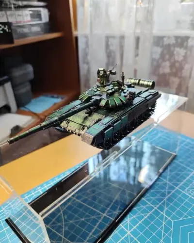T-72 B3 gotowy złożony metalowy model z setu Shupin 20cm 280el. 1:48 + gablota — praca Marcin Ignasiak, Wrocław
