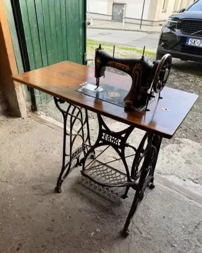 Zabytkowa sprawna maszyna do szycia ERMA — praca Radomir, Katowice