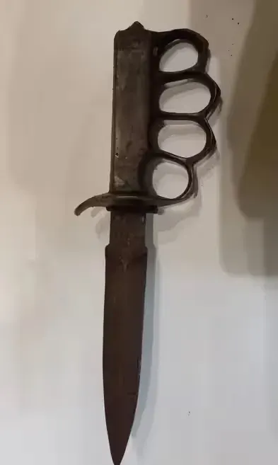 Amerykański nóż okopowy „Trench Knife” – mosiężna rękojeść | I wojna światowa — praca Agata, Katowice