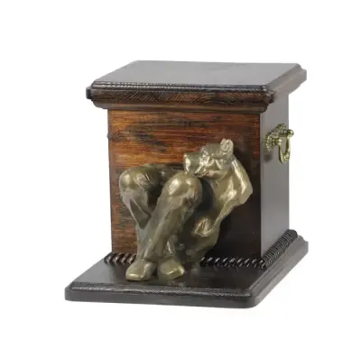 Amerykański Staffordshire terrier urna wykonana z drewna z psem Art-Dog — praca Krzysztof Liszka, Żary