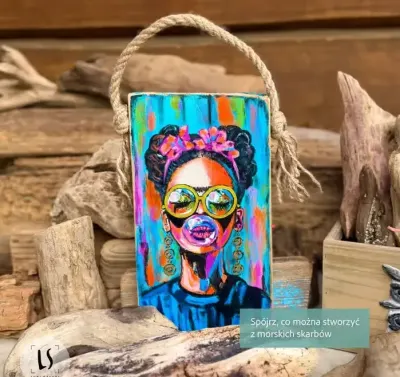 Driftwood | FRIDA z gumą balonową, obraz na desce z podłogi MOLO w Orłowie | LUKI SZTUKI — praca LUKI SZTUKI, Łódź