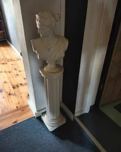 Duże popiersie bogini Diana z kolumną 132cm postument rzeźba antyk retro — praca Wojtek, Ząbki