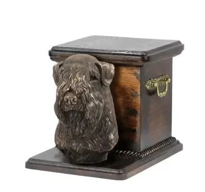Irish soft coated wheaten terrier urna wykonana z drewna z psem Art-Dog — praca Krzysztof Liszka, Żary