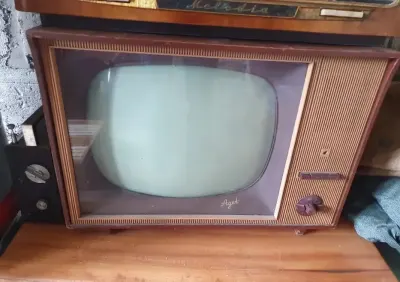 Telewizor agat z lat 60 — praca Artur, Susiec