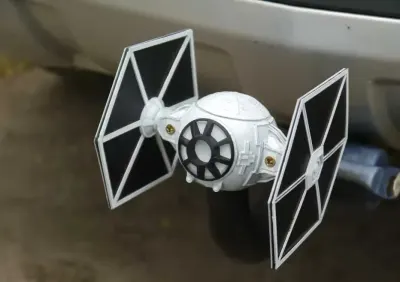 TIE Fighter  – Osłona na hak holowniczy 50mm – Zabezpieczenie antykradzieżowe — praca Bartłomiej, Łódź