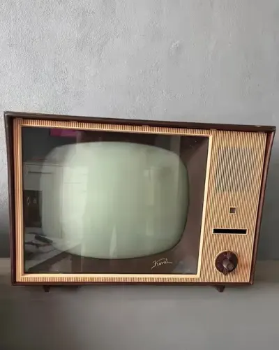 Zabytkowy, polski, czarno-biały telewizor Koral OT 1722, wyprodukowany w roku 1963 Rekwizyt / Sceneria — praca Edward, Gdańsk