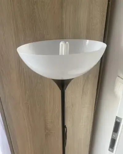 Czarna lampa stojąca — praca wiktoriaczyz13, Mrągowo
