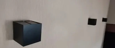 Czarne cubiki kinkiet — praca Jakub Marszałek, Warszawa