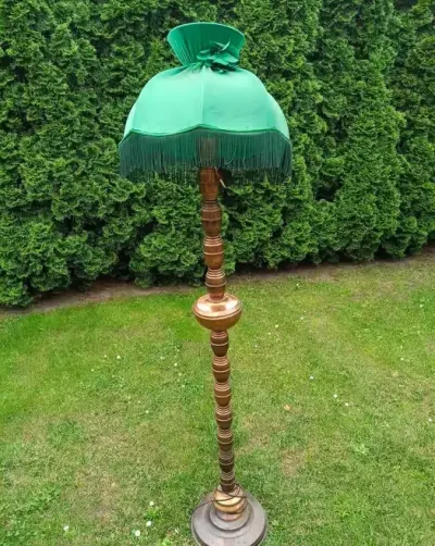 Lampa podłogowa mosiężna zielony abażur z frędzlami — praca Agnieszka, Bytom