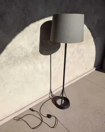 Lampa podłogowa piękna industrialna minimalistyczna solidna — praca Aleksandra, Golina