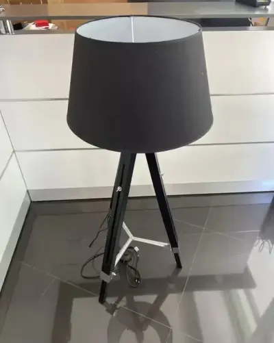 Lampa podłogowa stojąca trójnóg czarna — praca Mateusz, Warszawa