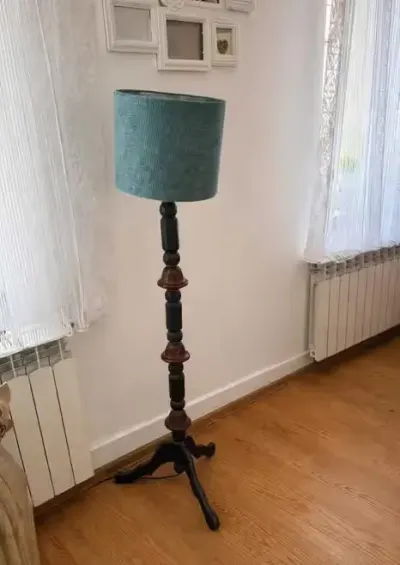 Lampa podłogowa z zielonym kloszem — praca Krystyna, Warszawa