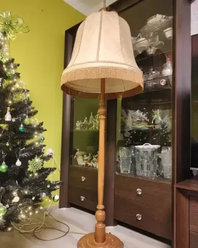 Lampa stojąca dębowa design vintage — praca Różne, Rozkopaczew