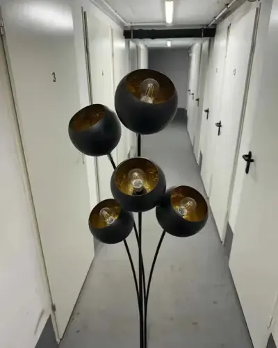 Lampa stojąca Hammered Magma black golden — praca Piotr, Wrocław