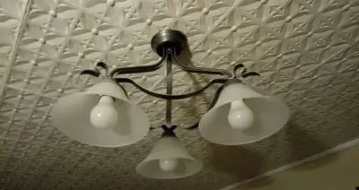 Lampa sufitowa, żyrandol z żarówkami oszczednosciowymi — praca Huba Buba, Zabrze