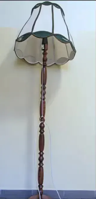 Lampa  uzywana w dobrym stanie — praca EagerDragonfly472, Gdańsk